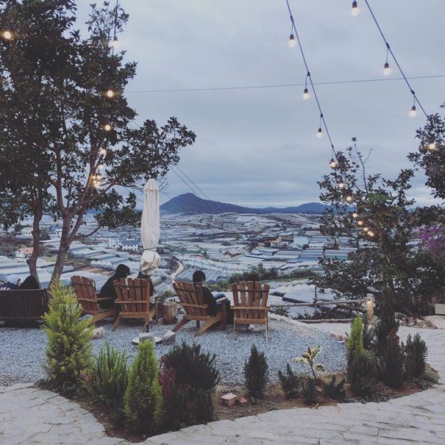 Thung Lũng Đ&egrave;n Đ&agrave; Lạt l&agrave; nơi tập trung h&agrave;ng ng&agrave;n nh&agrave; lồng trồng hoa ph&aacute;t s&aacute;ng rực rỡ v&agrave;o ban đ&ecirc;m