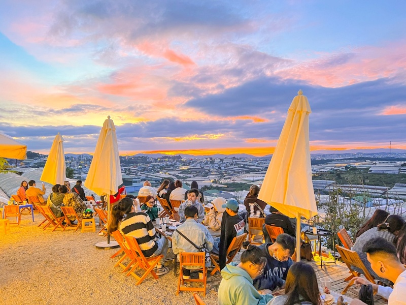 Thung Lũng Đ&egrave;n thu h&uacute;t đ&ocirc;ng đảo du kh&aacute;ch gh&eacute; thăm Đ&agrave; Lạt