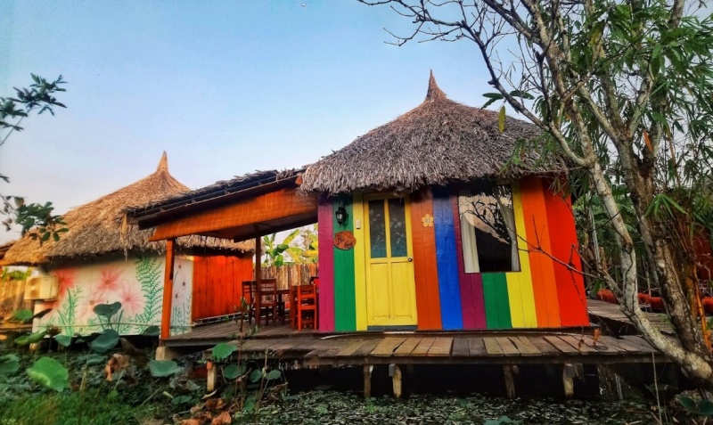 Khu homestay được thiết kế đơn giản nhưng đầy đủ tiện nghi, nằm xen kẽ giữa vườn nhãn cổ thụ và ao cá