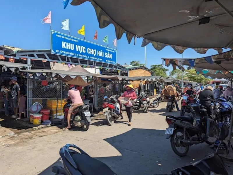 Mặc dù là chợ địa phương nhưng đôi khi vẫn có tình trạng hét giá với khách du lịch, vì vậy bạn nên tham khảo giá trước khi mua