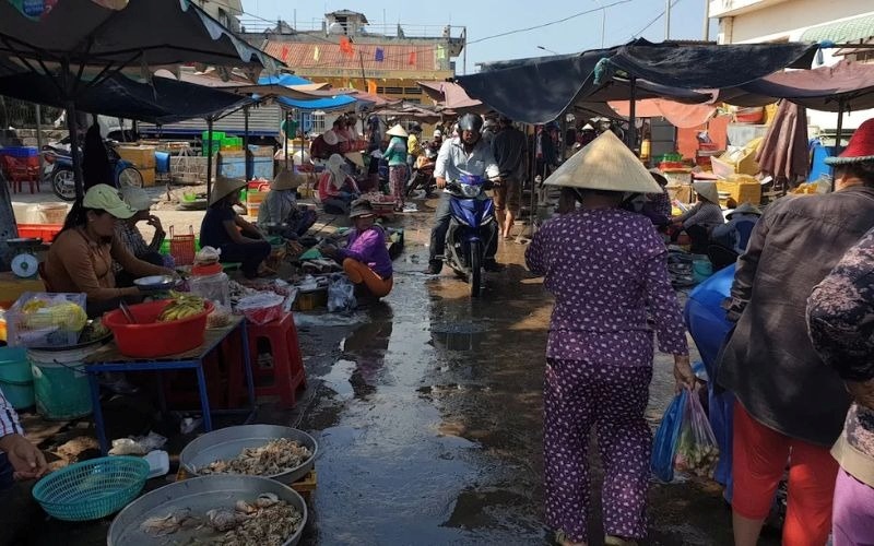 Chợ Bình Châu hoạt động rất sớm vào khoảng 5h sáng đến 18h tối