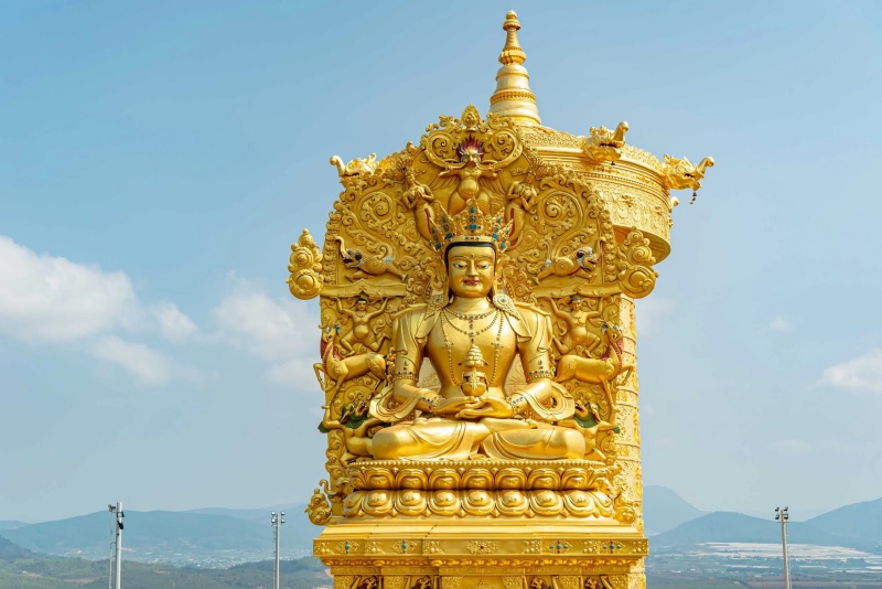 Bức tượng Phật Trường Thọ được đúc hoàn toàn từ đồng tinh khiết bởi các họa sư tài hoa đến từ Nepal và Ấn Độ