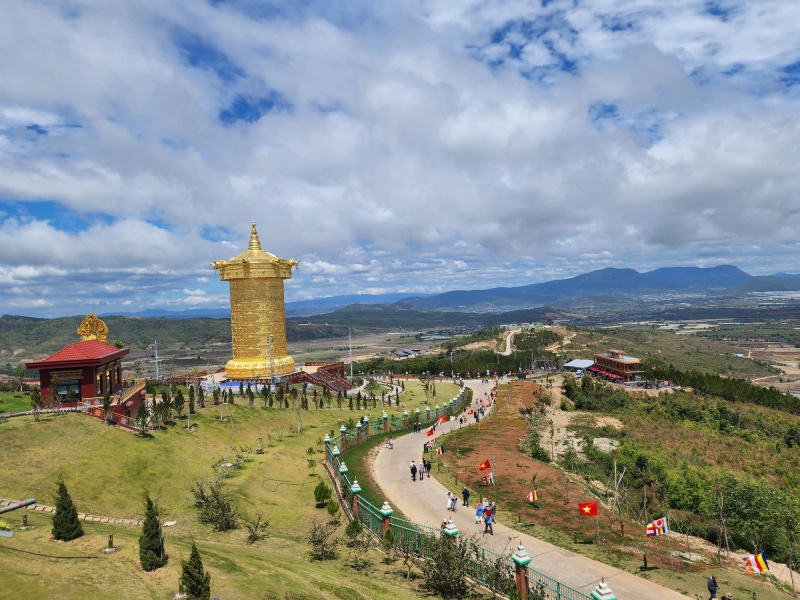 Toàn cảnh khu vực Đại Bảo Tháp Kinh Luân tại Samten Hills Dalat, Lâm Đồng
