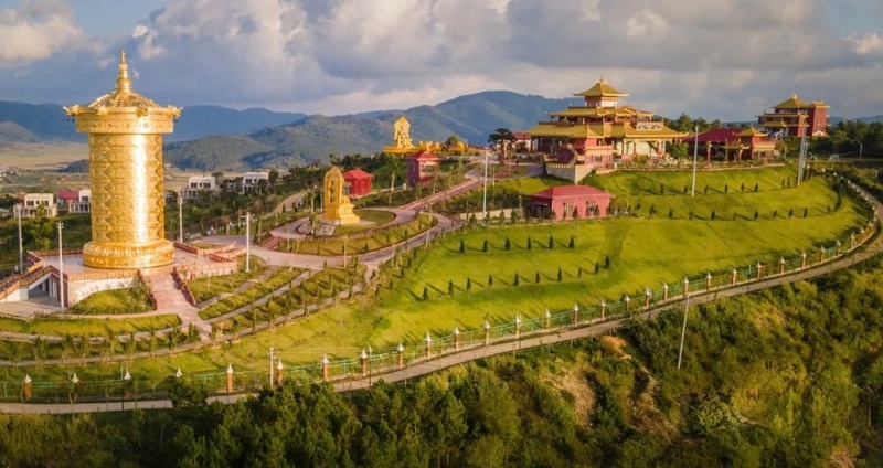 Đại Bảo Tháp Kinh Luân còn có tên gọi khác là Drigung Kagyu Rinchen Khorchen Khorwe Go Gek, một công trình tôn giáo nổi tiếng tại tỉnh Lâm Đồng