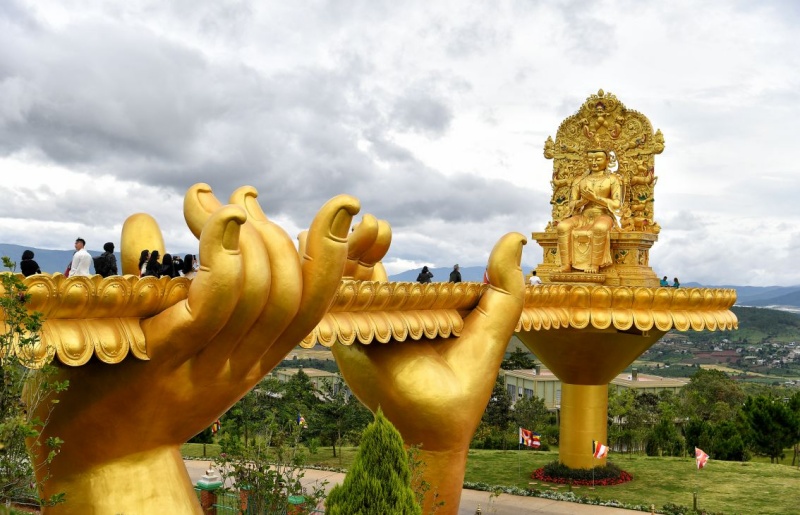 Khác với hình ảnh Phật Di Lặc bụng phệ thường thấy trong văn hóa Trung Hoa, tượng tại Đại bảo tháp kinh luân được tạo tác theo hình mẫu truyền thống Tây Tạng