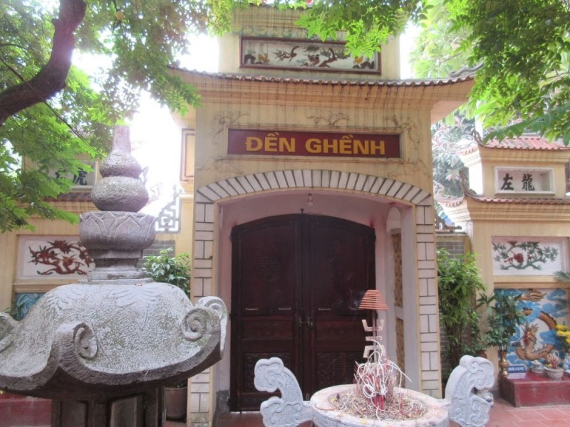 Đền là địa điểm nổi tiếng để cầu bình an, tài lộc, đặc biệt đông đúc vào dịp Tết và các ngày rằm, mồng một