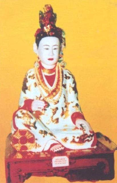 Tượng thờ Công chúa Ngọc Hân tại đền Ghềnh