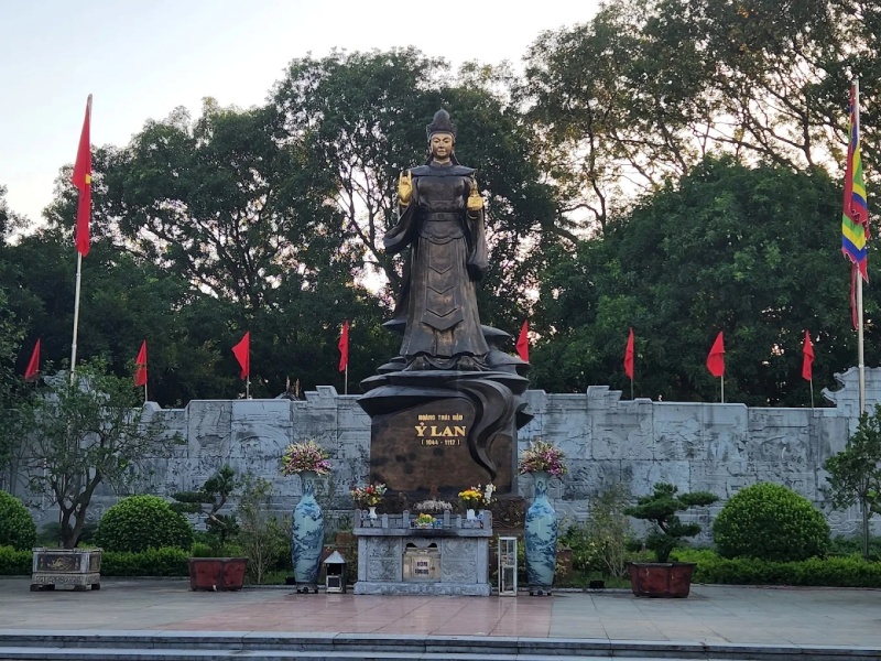 Tượng đ&agrave;i được đặt tại s&acirc;n trung t&acirc;m của khu di t&iacute;ch đền thờ Nguy&ecirc;n phi Ỷ Lan