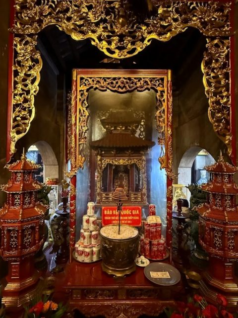 Kh&aacute;m thờ sơn son thếp v&agrave;ng l&agrave; một trong ba kh&aacute;m thờ c&oacute; ni&ecirc;n đại sớm nhất tại Việt Nam c&ograve;n tồn tại đến ng&agrave;y nay