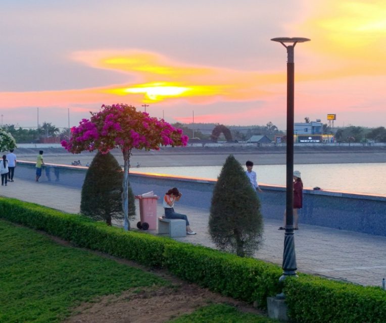 Hồ Bà Tô Xuyên Mộc: Điểm dạo mát, câu cá & ăn vặt hấp dẫn 3 Công viên Bờ hồ Bà Tô có không gian công cộng rộng rãi, lý tưởng để đi dạo, hóng mát và chụp ảnh check-in