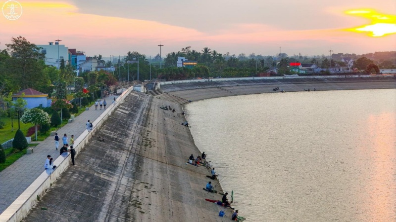 Hồ Bà Tô Xuyên Mộc: Điểm dạo mát, câu cá & ăn vặt hấp dẫn 5 Các cần thủ đang câu cá tại bờ kè hồ Bà Tô