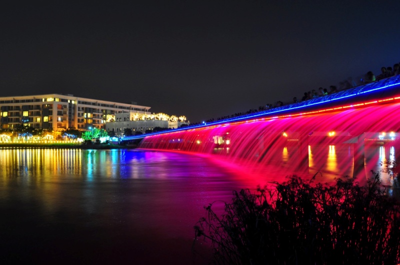 Cầu Ánh Sao là cây cầu đi bộ hiện đại với hệ thống đèn LED đổi màu và phun nước rực rỡ