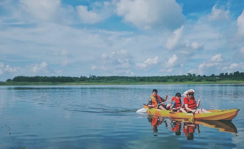Nhiều du khách lựa chọn chèo thuyền trên mặt Hồ Đá Đen để tận hưởng cảm giác thư giãn giữa thiên nhiên