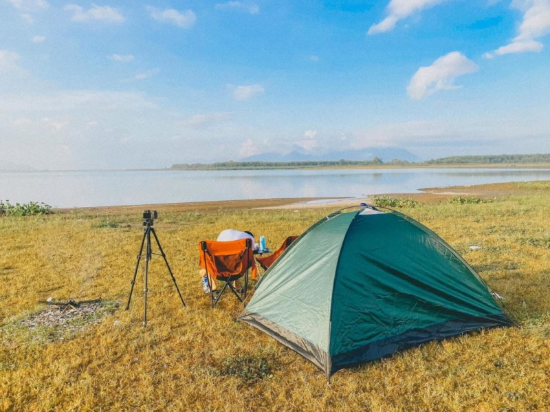 Vào mùa nước rút, ven hồ Đá Đen xuất hiện những bãi cỏ rộng, xanh mướt, rất thích hợp để dựng lều cắm trại