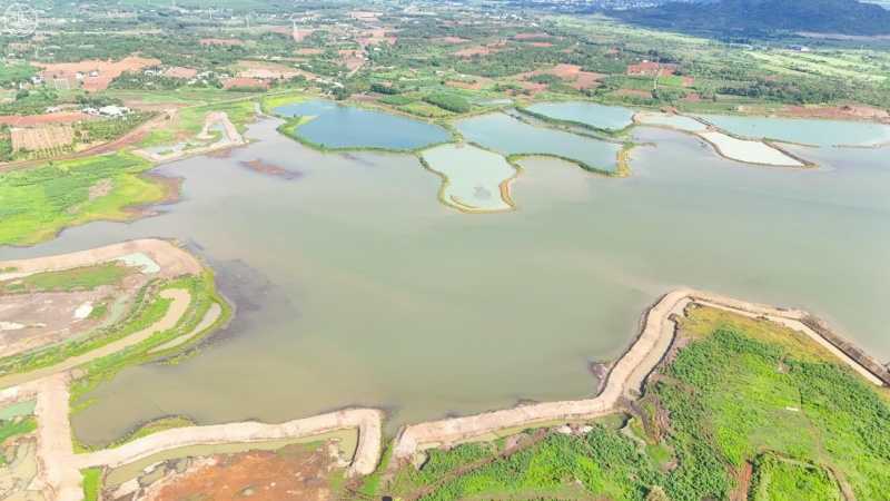 Mặt hồ Đá Đen rộng mênh mông, tĩnh lặng như một tấm gương khổng lồ