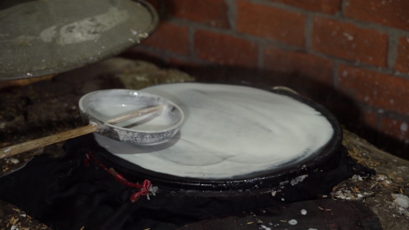 Du khách đến khu dã ngoại Green Park Củ Chi sẽ được chiêm ngưỡng tỉ mỉ quy trình làm bánh tráng truyền thống