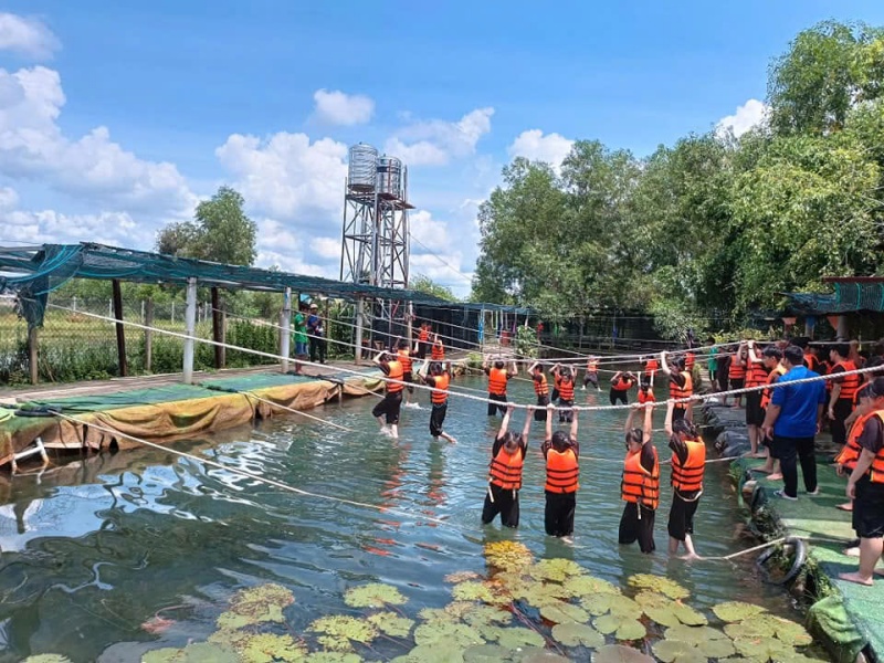 Đu dây qua mương là trò chơi thử thách lòng can đảm cực kỳ hút khách tại Green Park Củ Chi