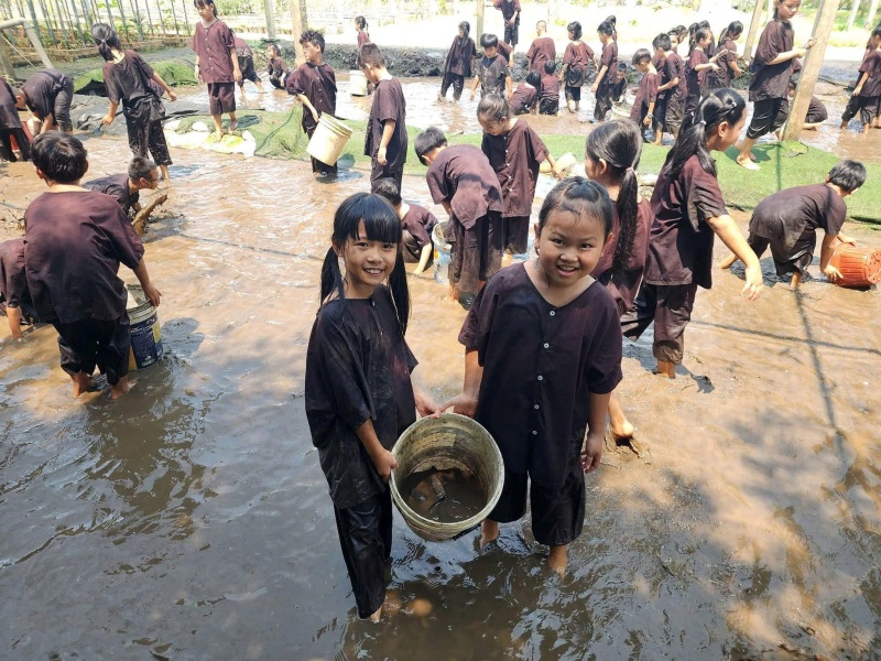 Khi trải nghiệm trò chơi tát mương bắt cá, bạn sẽ được thay bộ đồ bà ba truyền thống để thoải mái lội bùn