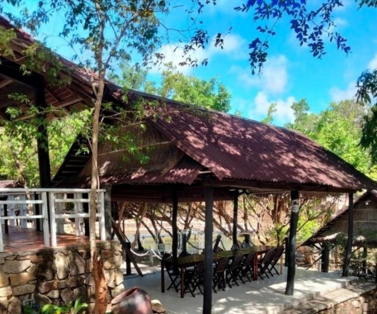 Khu du lịch sinh thái Ngọc Xương: Bảng giá & Kinh nghiệm A-Z 5 Bạn có thể thuê các chòi lá để nghỉ ngơi hoặc dọn đồ ăn ra để thưởng thức