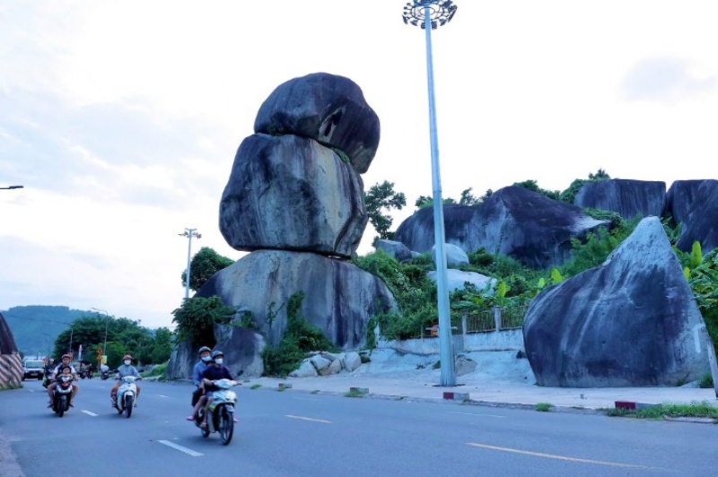 Bạn có thể kết hợp tham quan Đá Ba Chồng khi ghé thăm thác Ba Giọt