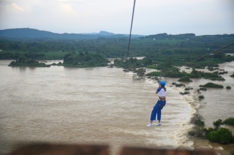 Trò chơi Zipline vượt thác tại Khu du lịch sinh thái Thác Ba Giọt là một trong những trải nghiệm mạo hiểm và thú vị