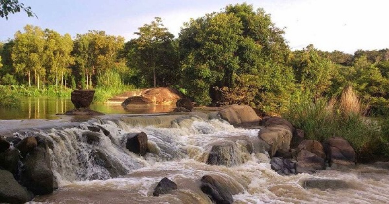 Trải qua thời gian, thác Ba Giọt vẫn giữ được nét tự nhiên với những khối đá chồng chất lên nhau, rừng cây bao quanh mát rượi