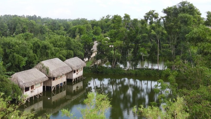 Hệ thống phòng nghỉ tại khu sinh thái Rừng Hà Gia được xây dựng mô phỏng theo lối kiến trúc nhà rường cổ kính