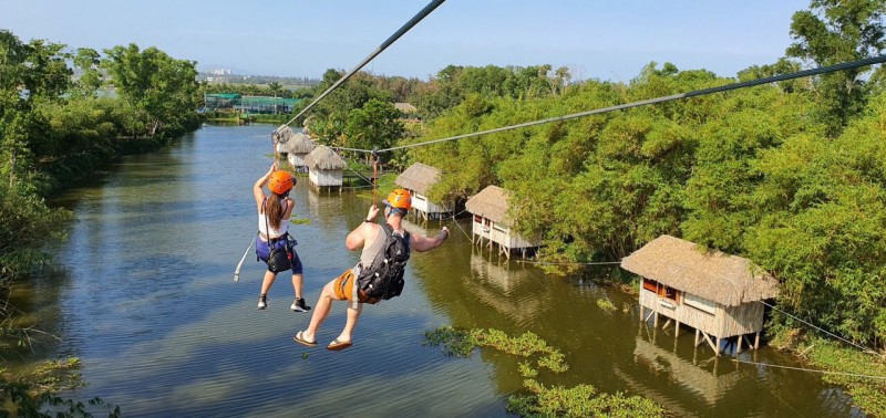 Trượt Zipline là một trong những trải nghiệm cảm giác mạnh được yêu thích nhất tại Khu sinh thái Rừng Hà Gia