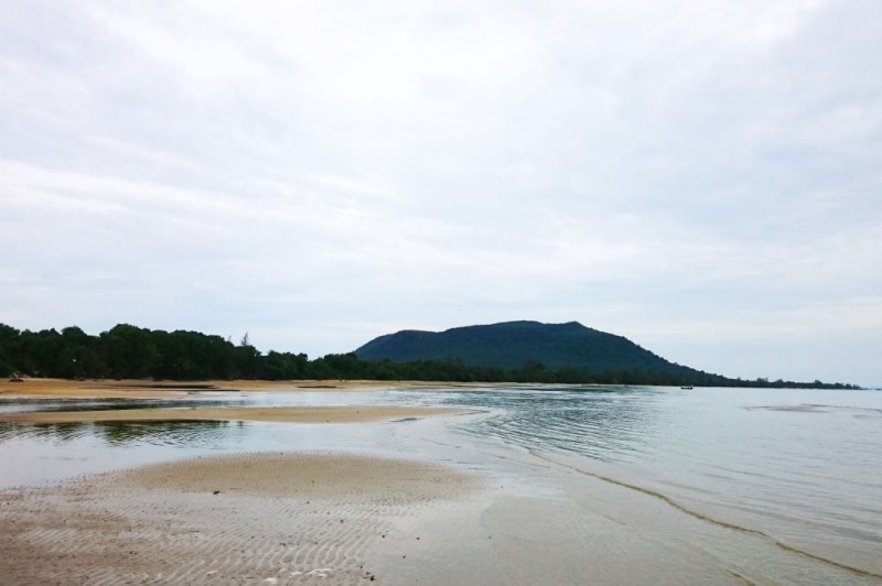 Bãi cát ở Mũi Trâu Nằm cực kỳ sạch vì chưa có sự khai thác du lịch công nghiệp