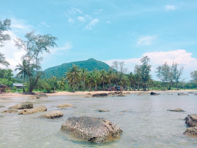 Mũi Trâu Nằm là một địa điểm du lịch hoang sơ, nổi tiếng với tảng đá lớn nhô ra biển