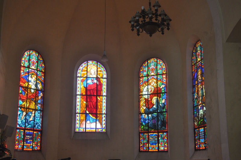 Những ô cửa sổ kính màu rực rỡ bên trong Nhà thờ Chính tòa Đà Lạt