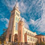 Nhà thờ Con Gà có tên chính thức là Nhà thờ Chính tòa Thánh Nicôla Bari