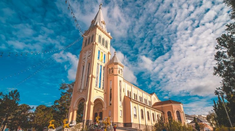 Nhà thờ Con Gà có tên chính thức là Nhà thờ Chính tòa Thánh Nicôla Bari