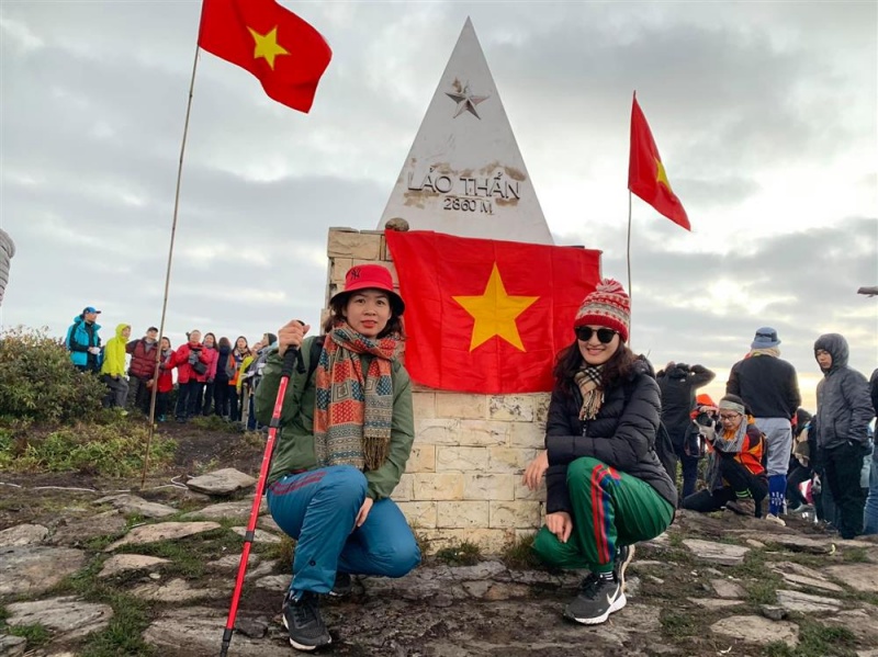 Du khách chụp ảnh đánh dấu cột mốc chinh phục thành công núi Lảo Thẩn