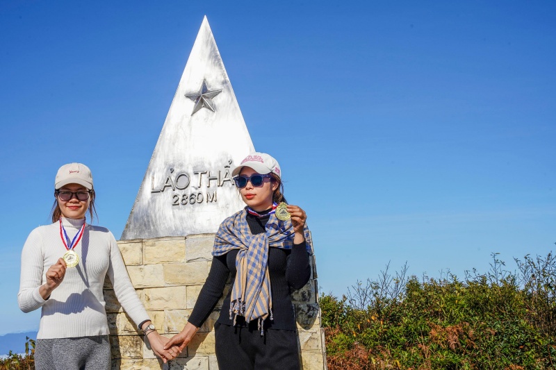 Chóp đỉnh Lảo Thẩn 2.860m bằng inox sáng bóng