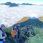 Núi Lảo Thẩn là một trong những điểm trekking săn mây lý tưởng nhờ địa hình không quá dốc và cảnh quan hùng vĩ