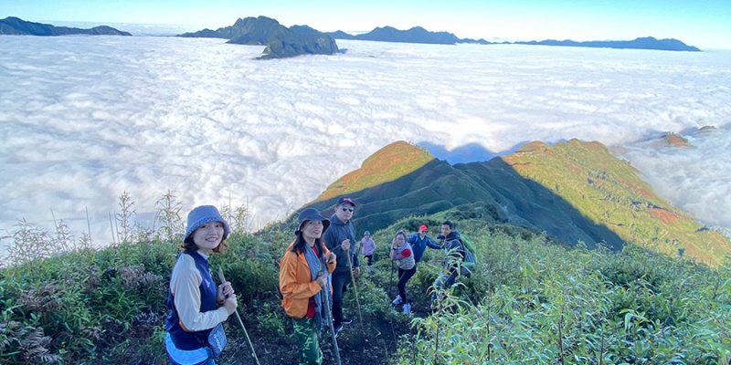 Núi Lảo Thẩn là một trong những điểm trekking săn mây lý tưởng nhờ địa hình không quá dốc và cảnh quan hùng vĩ
