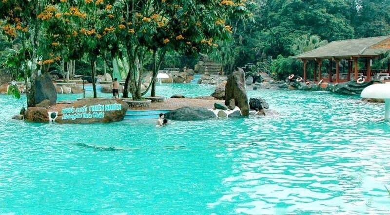 Tre Nguồn Resort có không gian yên tĩnh, giá cả hợp lý, tập trung vào trải nghiệm tắm khoáng truyền thống