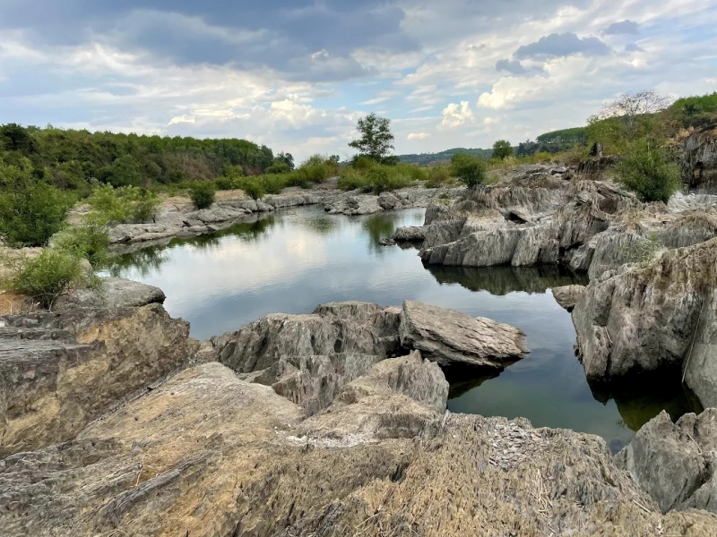 Thác Trị An vào mùa khô lộ ra những bãi đá khổng lồ với đủ hình thù kỳ thú
