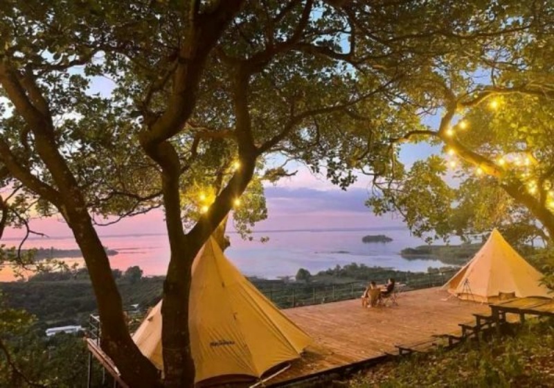 Du khách thường dựng lều ngay sát mép hồ để ngắm bình minh và tận hưởng không khí trong lành