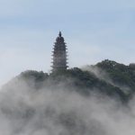 Tháp Báo Thiên tọa lạc trên đỉnh Núi Vua với độ cao 1.296m