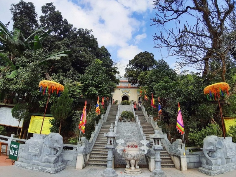 Đền Thượng là một trong ba ngôi đền linh thiêng nhất trên núi Ba Vì, nằm rất gần khu vực Tháp Báo Thiên