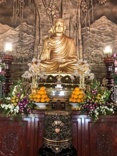 Đức Phật Th&iacute;ch Ca M&acirc;u Ni bằng đồng mạ v&agrave;ng tại thiền viện Linh Chiếu