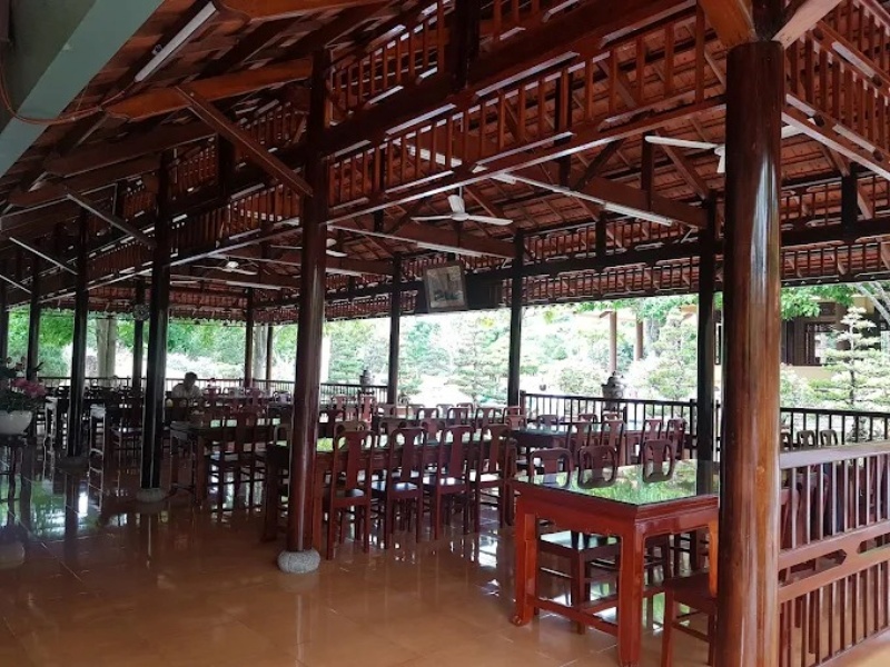 Kh&ocirc;ng gian nh&agrave; kh&aacute;ch ở thiền viện Linh Chiếu