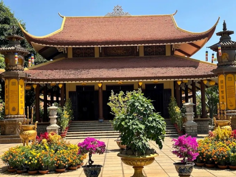 Kiến tr&uacute;c thiền viện Linh Chiếu mang n&eacute;t cổ k&iacute;nh đặc trưng của thiền t&ocirc;ng với m&aacute;i ng&oacute;i đỏ uốn cong