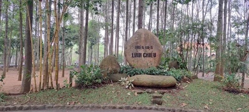 Khu&ocirc;n vi&ecirc;n Thiền viện Linh Chiếu rộng r&atilde;i, trồng nhiều c&acirc;y xanh v&agrave; hoa kiểng, tạo cảm gi&aacute;c an y&ecirc;n