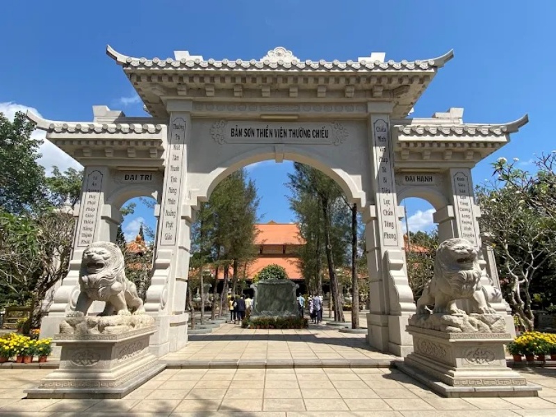 Thiền viện Thường Chiếu: Lịch sử, kiến trúc và kinh nghiệm tham quan 5 Thiền viện Thường Chiếu mang đậm nét đặc trưng của Phật giáo Nam Bộ với không gian rộng lớn, thanh tịnh