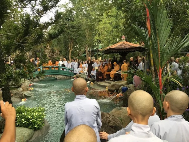 Thiền viện Thường Chiếu: Lịch sử, kiến trúc và kinh nghiệm tham quan 8 Tại Thiền viện Thường Chiếu có hơn 100 vị Tăng sinh sinh sống và tu học