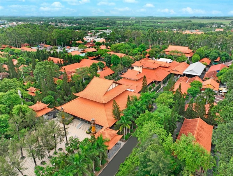 Thiền viện Thường Chiếu: Lịch sử, kiến trúc và kinh nghiệm tham quan 3 Thiền viện Thường Chiếu sở hữu không gian rộng lớn, thanh tịnh, được bao phủ bởi những hàng cây to lớn