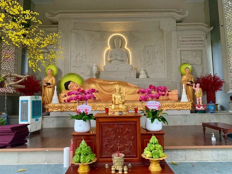 Bức tượng Phật nằm m&agrave;u v&agrave;ng rực rỡ, xung quanh l&agrave; c&aacute;c bức v&aacute;ch đ&aacute; khắc ghi những lời răn dạy cuối c&ugrave;ng của Đức Phật